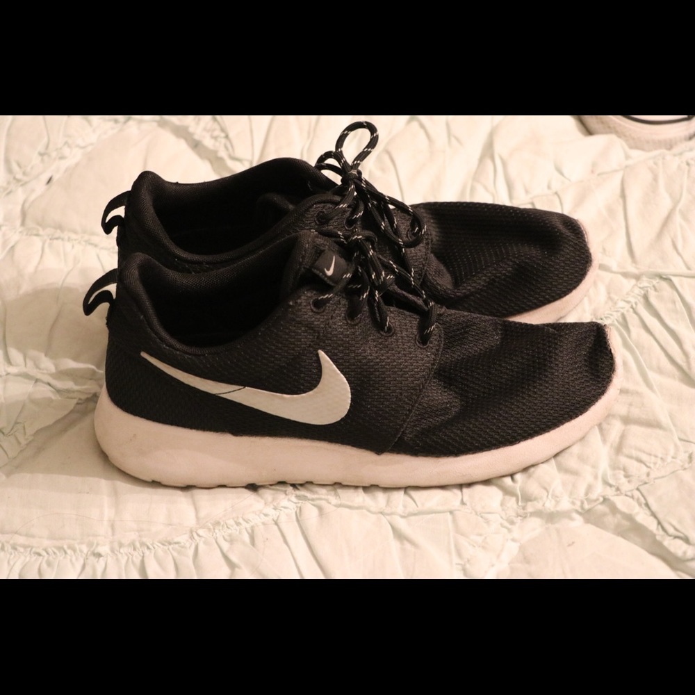 Black Nike Roshe’s